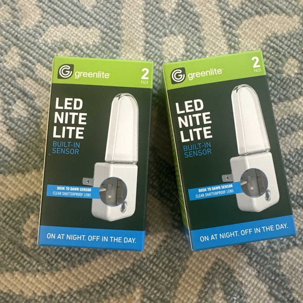 Greenlite LED Nite Lite Built in sensor Two 2-‎ packs. Total of 4 lights NEW